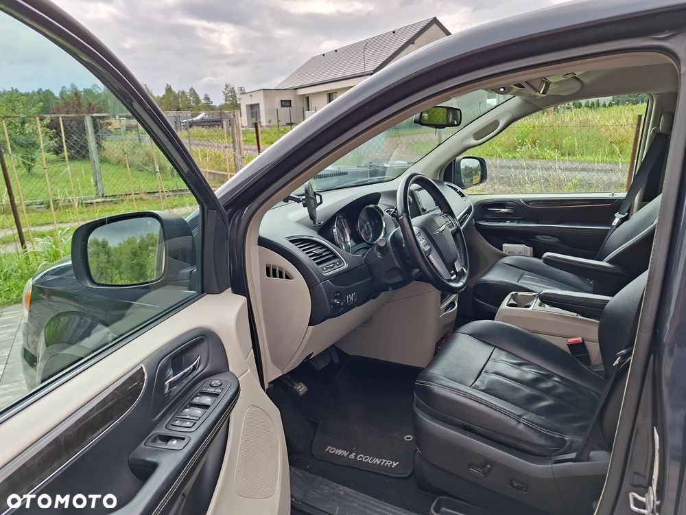Chrysler Town & Country - 9