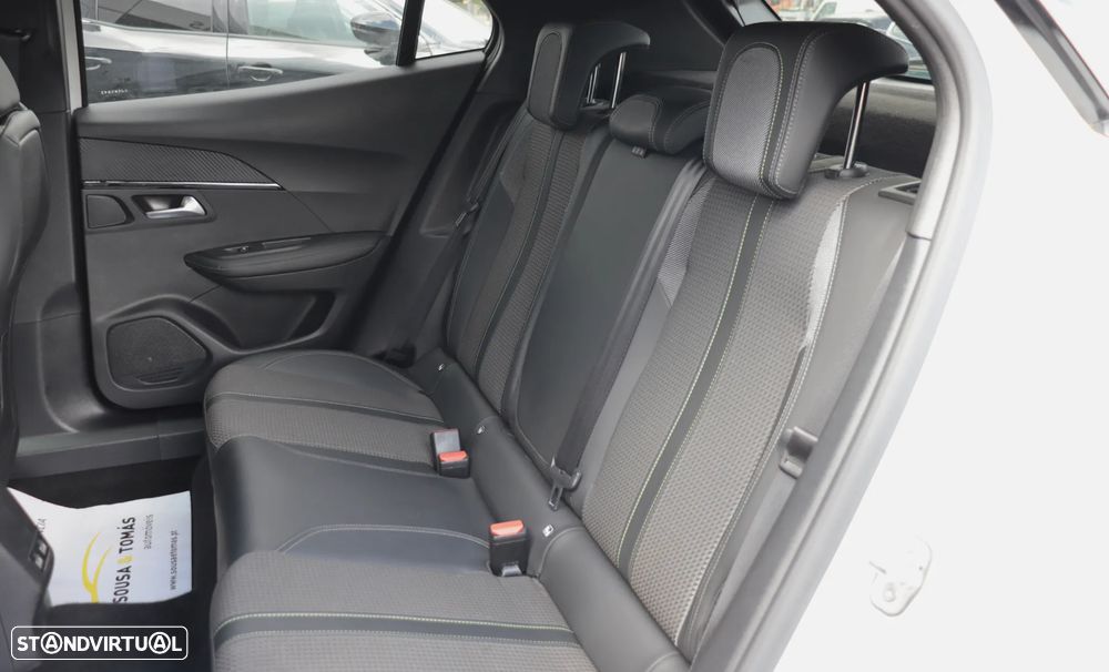 Peugeot 2008 1.2 PureTech GT EAT8 - 17