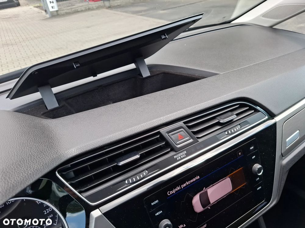 Volkswagen Touran - 19