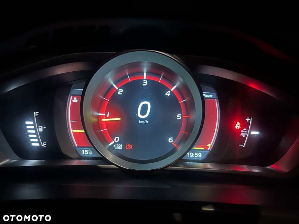 Volvo V40 D4 Drive-E R-Design Momentum - 24