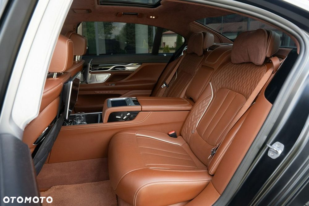 BMW Seria 7 M760Li xDrive - 26