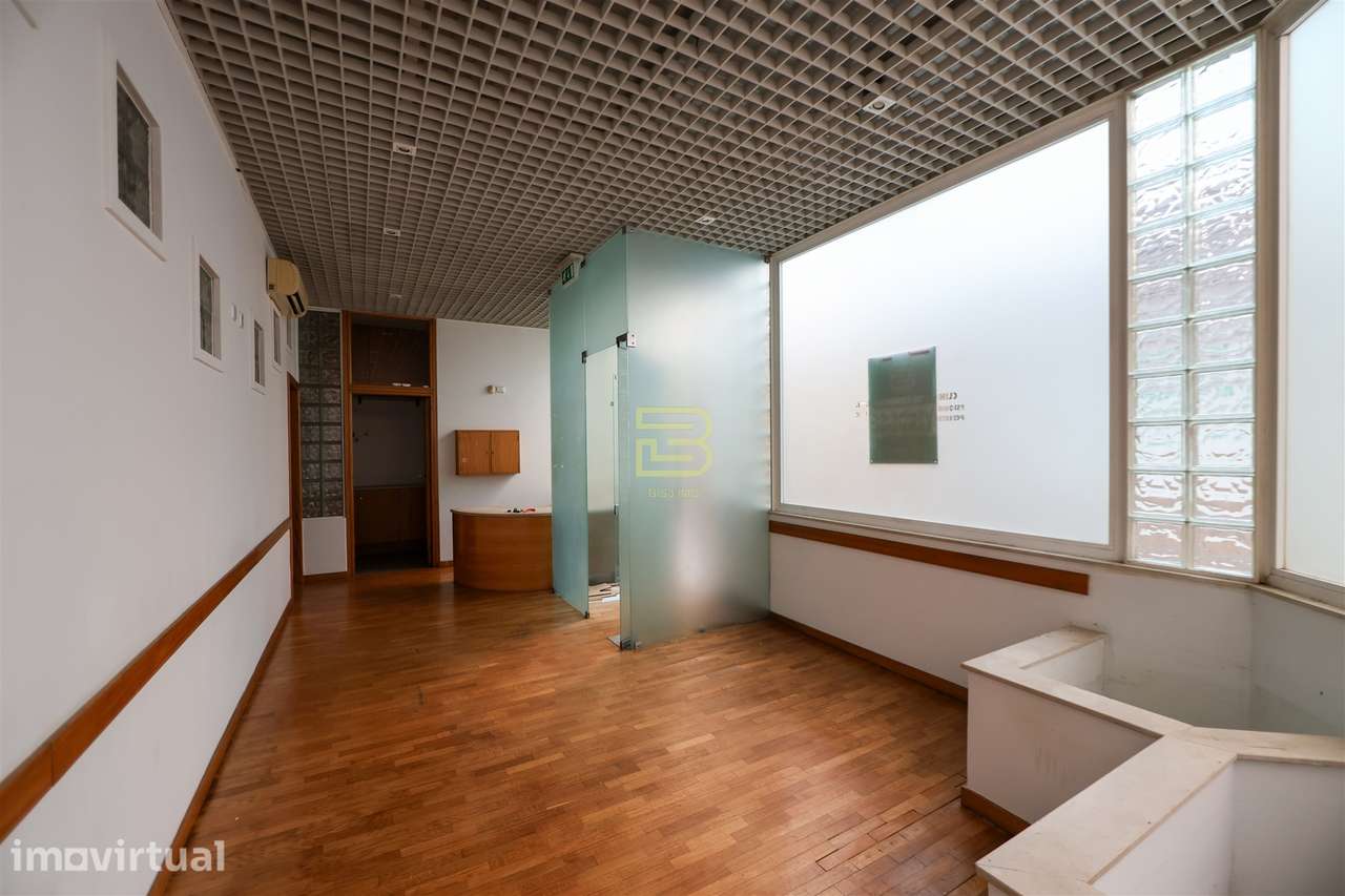 Loja situada numa galeria comercial, rodeada de todos os tipos de comé - Grande imagem: 3/12