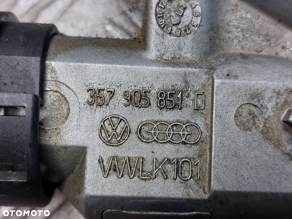 STACYJKA Z KLUCZYKIEM VOLKSWAGEN PASSAT B4 357905851D - 2