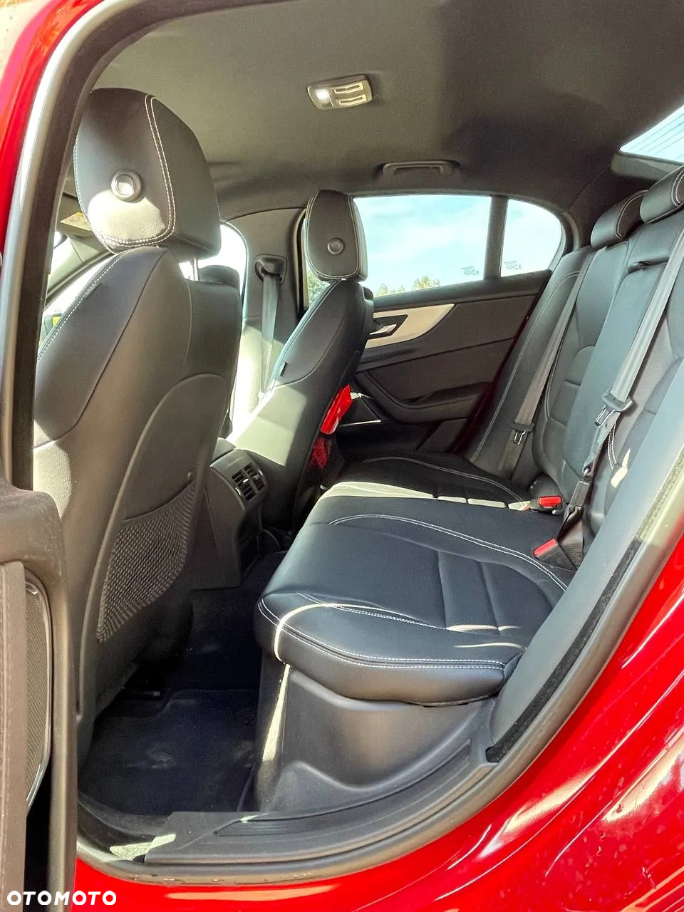 Jaguar XE 2.0 P300 AWD R-Dynamic SE - 8
