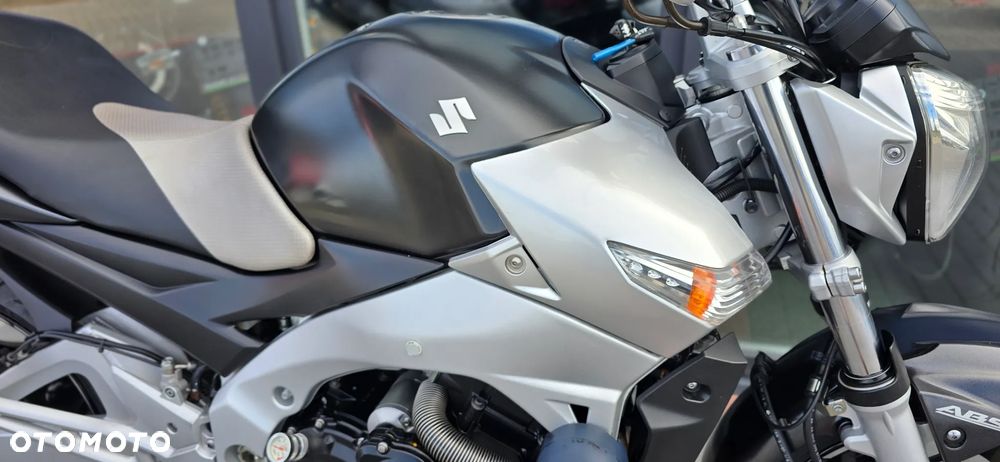 Suzuki GSR - 9