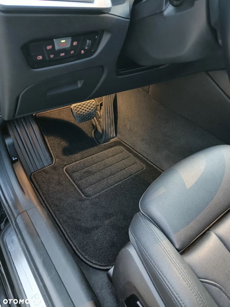 BMW Seria 3 330i xDrive Sport Line - 28