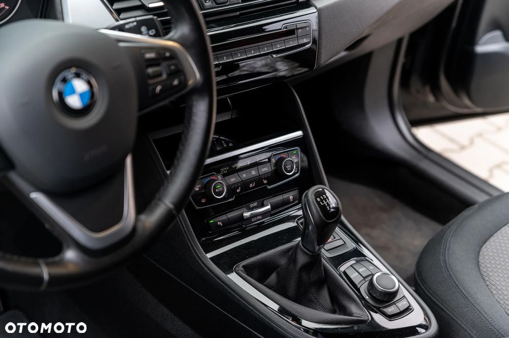 BMW Seria 2 218d - 34