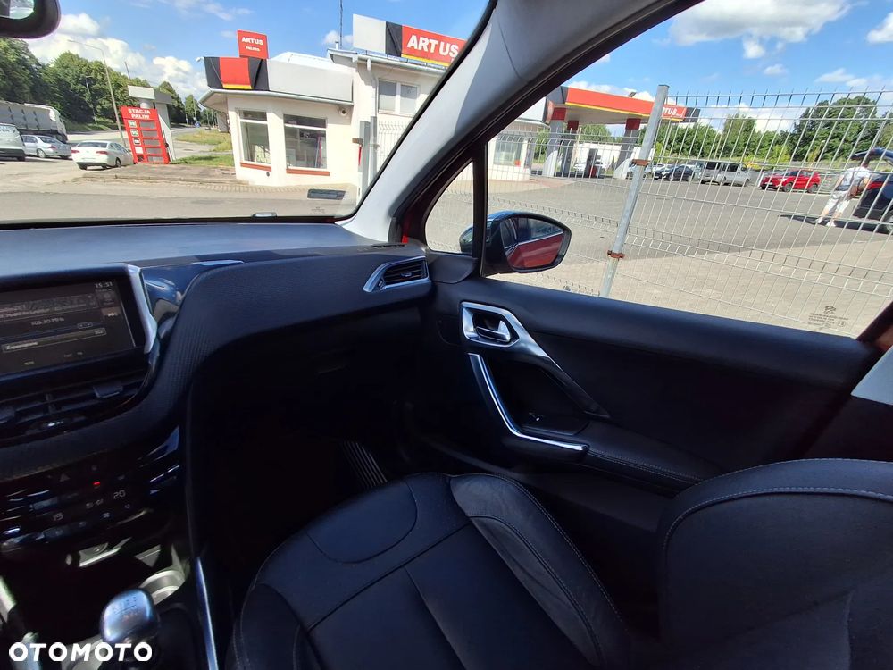 Peugeot 2008 1.6 BlueHDi Allure S&S - 29