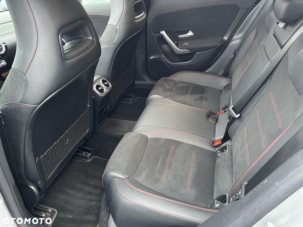 Mercedes-Benz CLA 200 4-Matic AMG Line 8G-DCT - 11