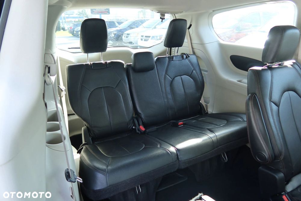 Chrysler Pacifica - 11