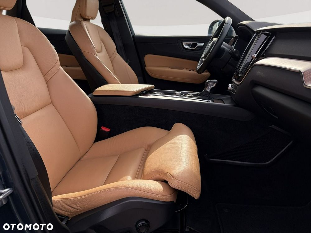 Volvo XC 60 T4 Momentum Pro - 30