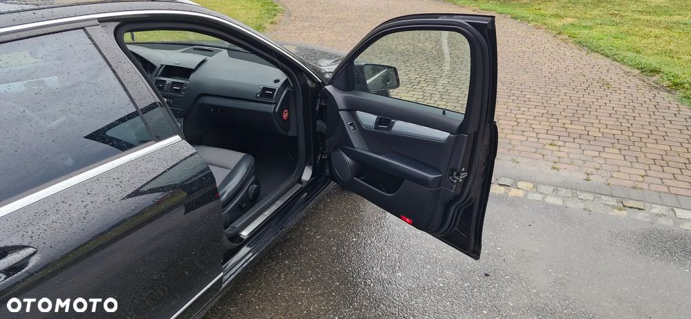Mercedes-Benz Klasa C 180 CGI Automatik BlueEFFICIENCY Avantgarde - 37