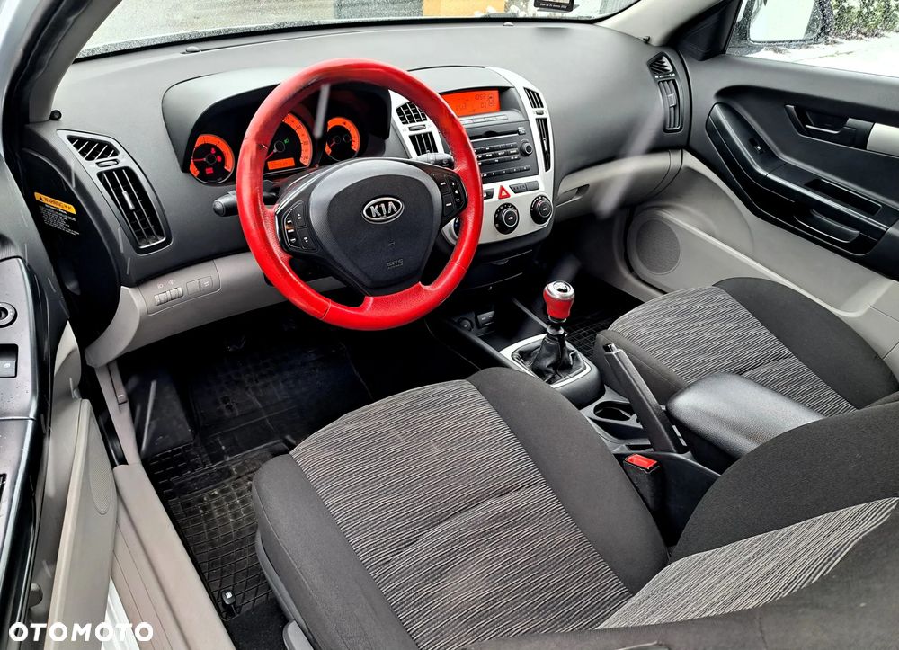 Kia Ceed - 11