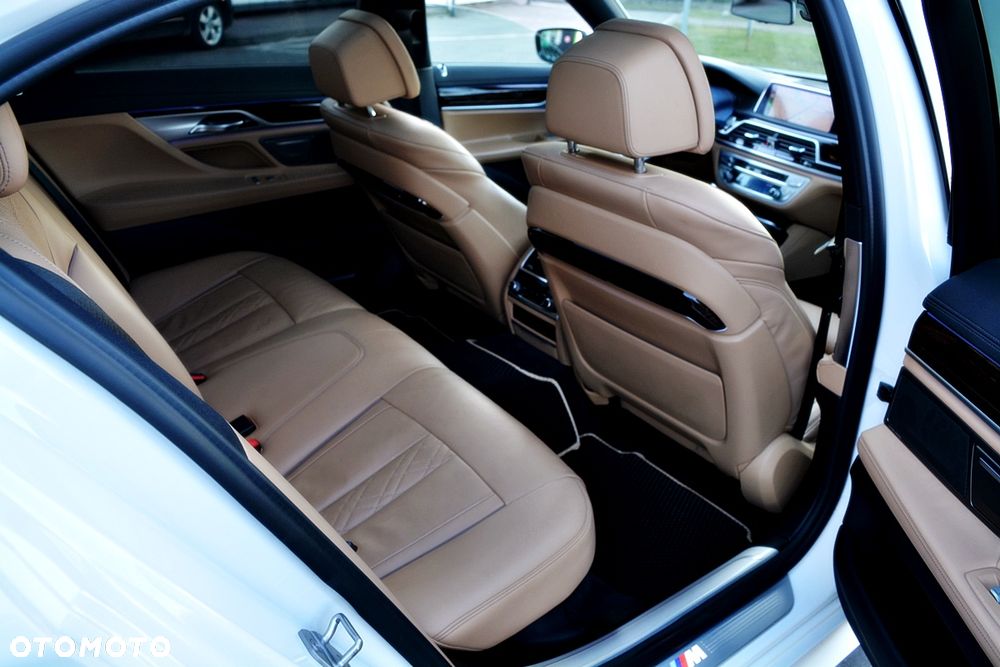 BMW Seria 7 750Li xDrive - 38