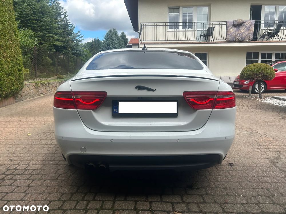 Jaguar XE 2.0 D R-Sport - 6