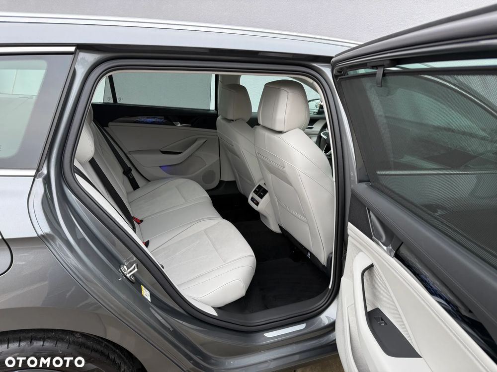 Volkswagen Passat Variant 2.0 TDI SCR 4Mot Elegance DSG - 12