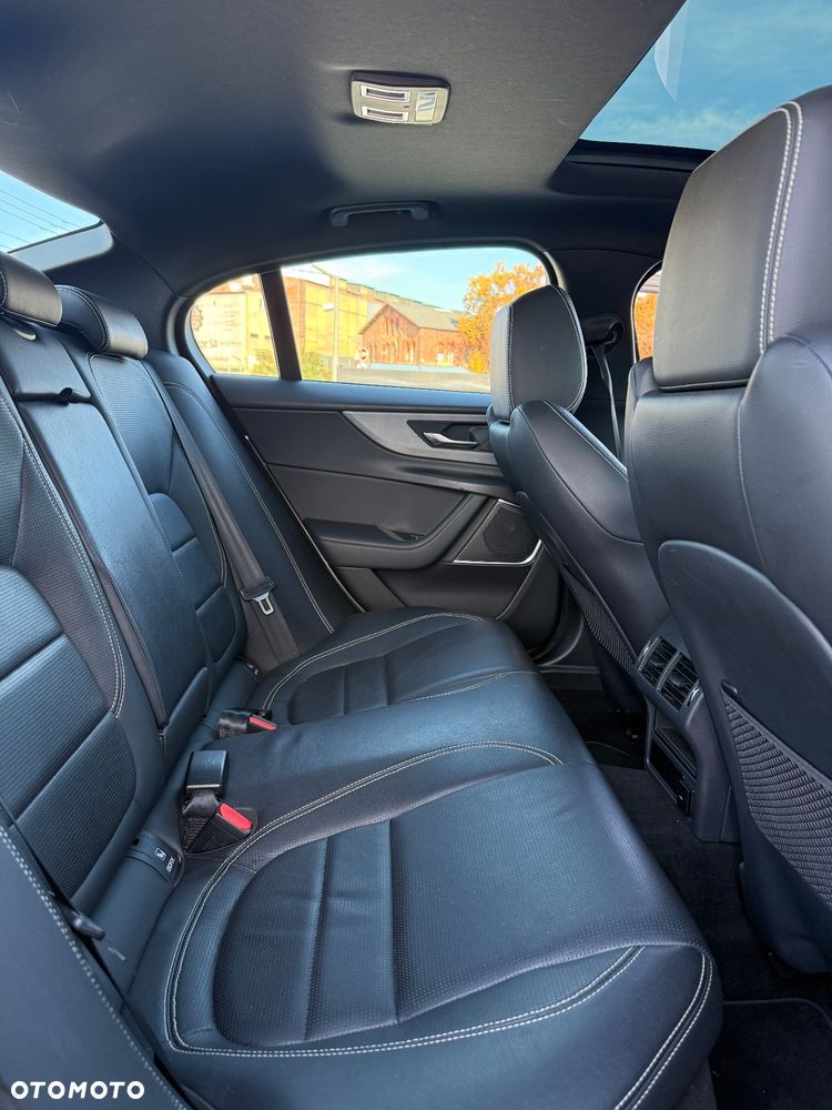 Jaguar XE D200 R-Dynamic HSE - 26