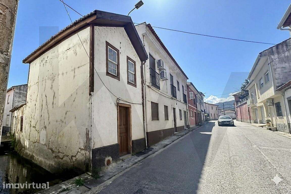 Moradia T3 para recuperar com vista Douro em Peso da Régua - Grande imagem: 3/23