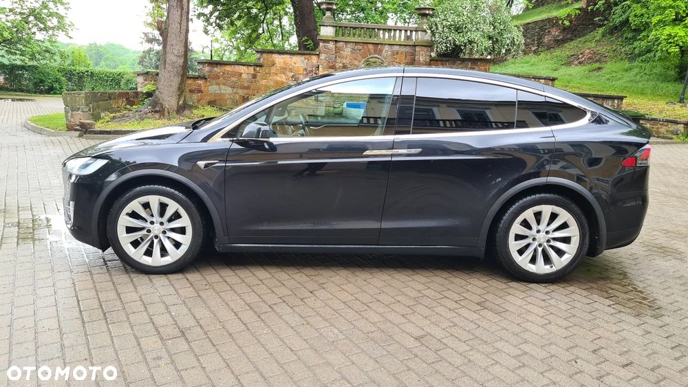 Tesla Model X - 14
