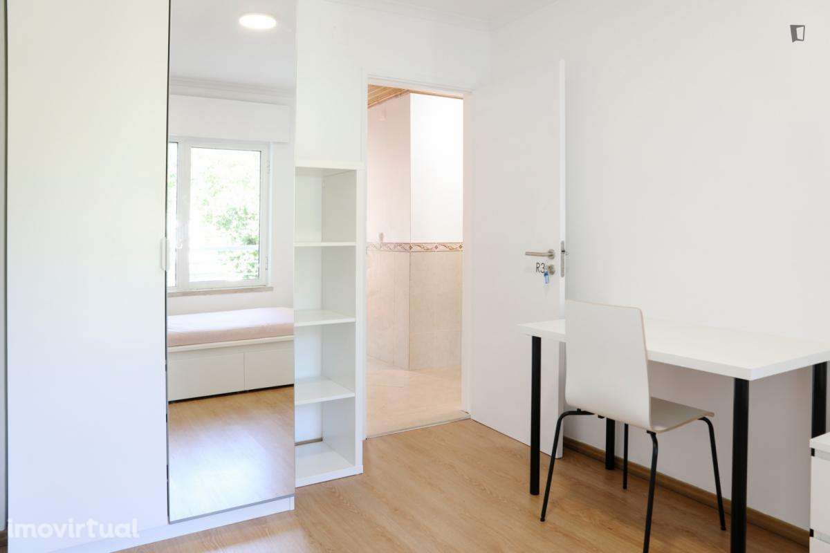 Quarto - localizado em Benfica Lisbon - Grande imagem: 2/16