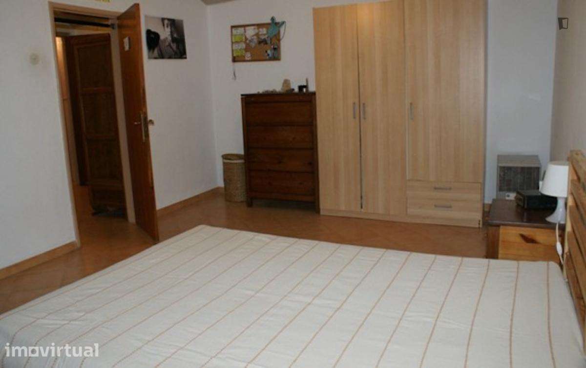 Quarto - localizado em Arregaça Coimbra - Grande imagem: 2/16