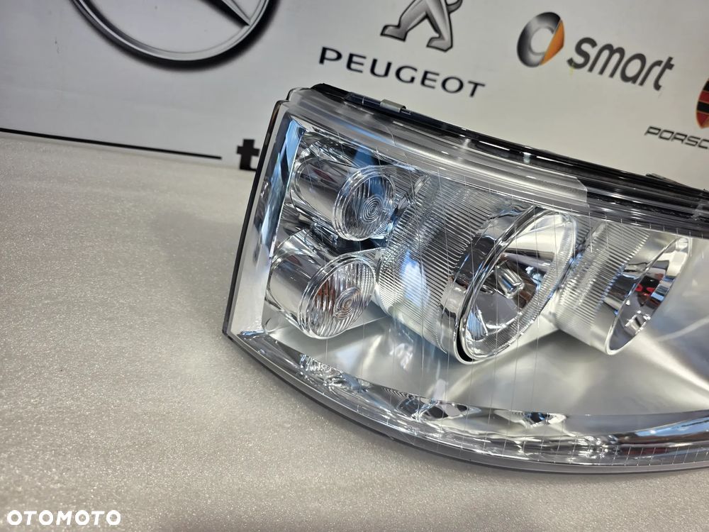 VW T5 MULTIVAN / CARAVELLE 04-09 BARDZO ŁADNA PRAWA LAMPA PRZEDNIA PRZÓD NR AUKCJI LPP350 - 4