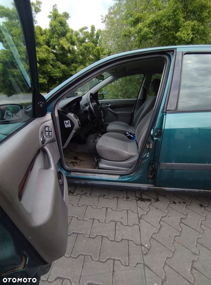 Ford Focus 1.6 Ghia - 11
