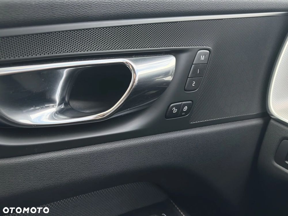 Volvo XC 60 B5 D AWD R-Design - 23