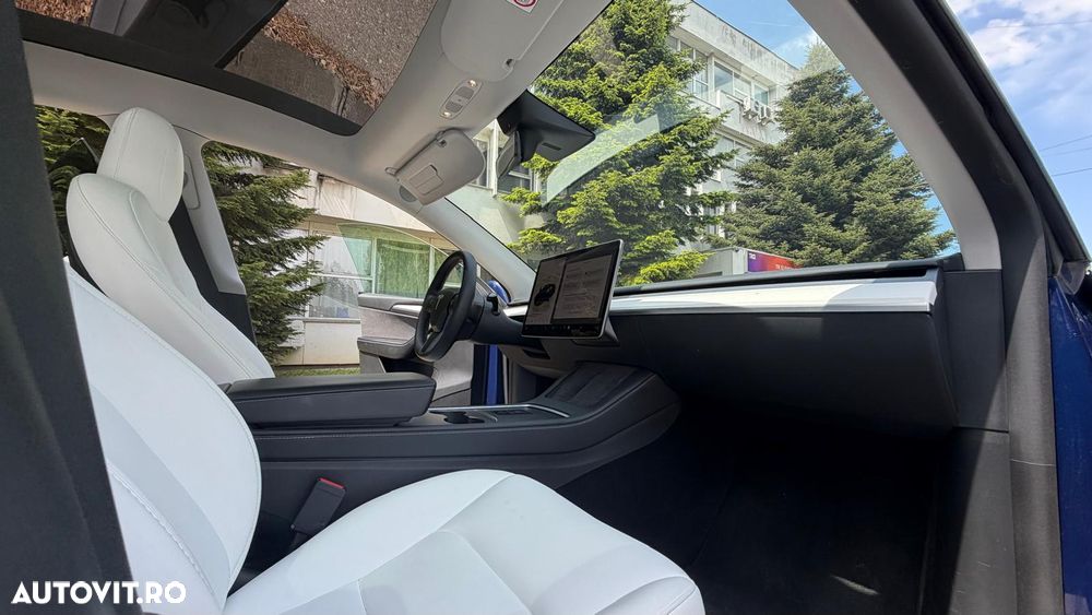 Tesla Model Y - 9