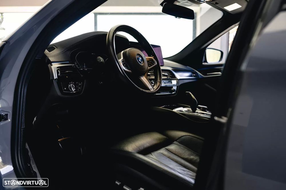 BMW 530 e Pack Desportivo M - 16