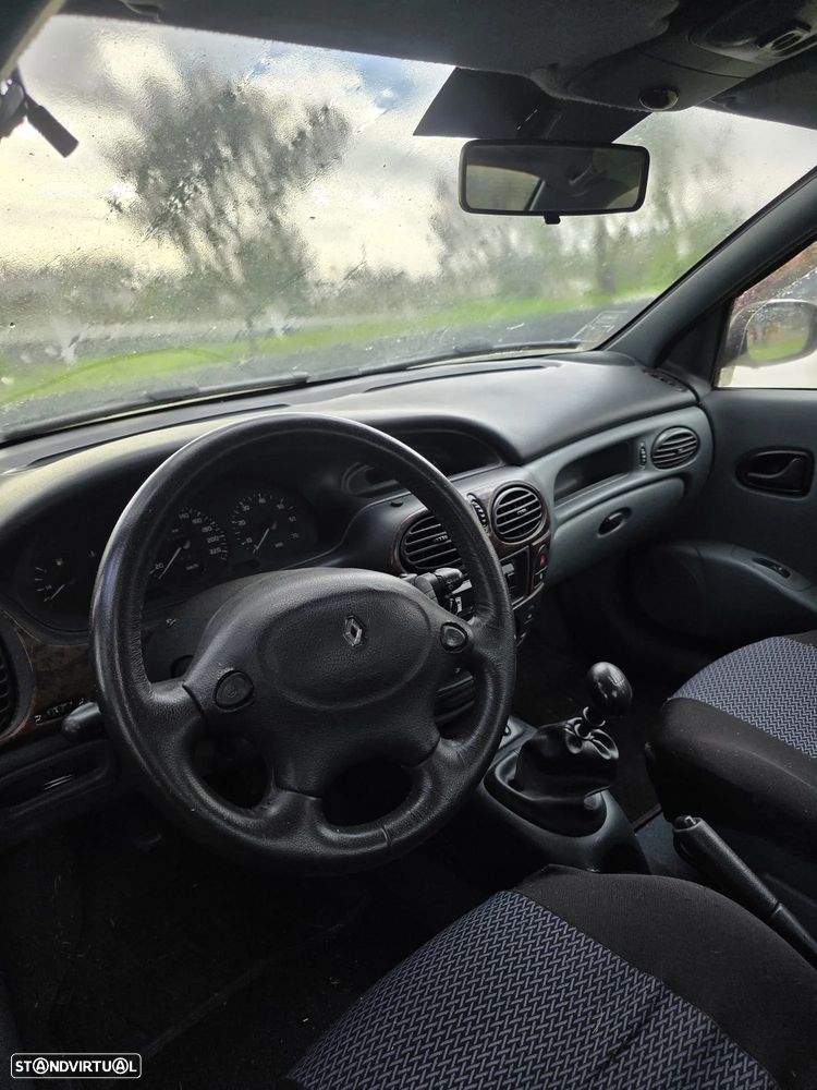 Renault Mégane Grand Coupe ver-2-0-16v - 3