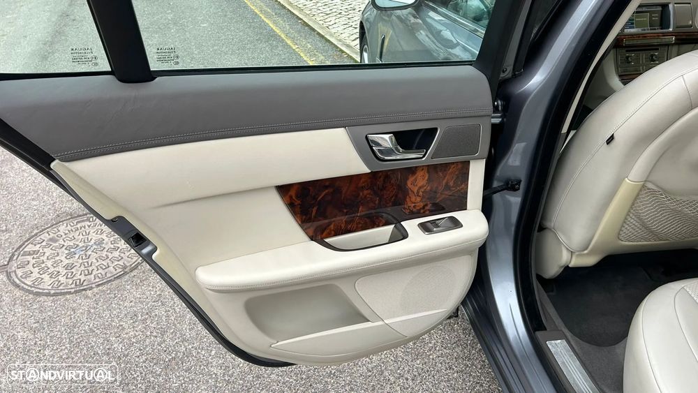 Jaguar XF 2.7 D V6 Premium Luxury - 29