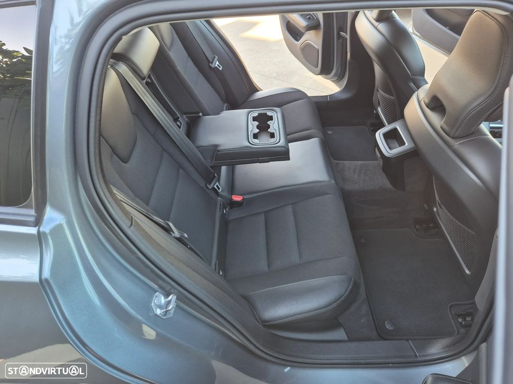 Volvo V60 2.0 D3 Momentum Plus - 48