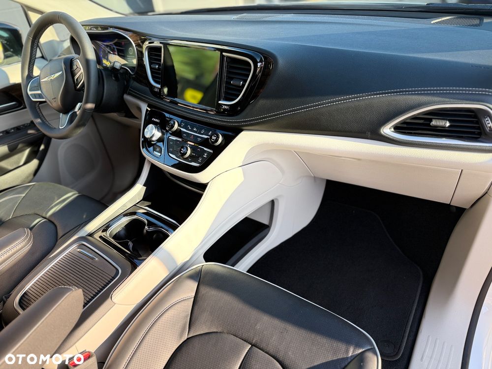 Chrysler Pacifica - 33