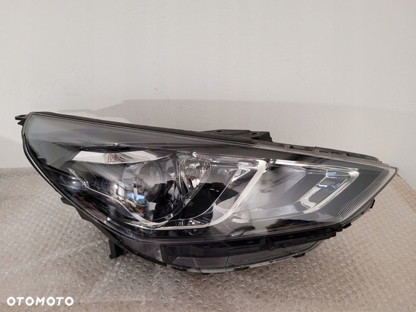 Hyundai i30 III lift lampa przod prawa soczewka ladna