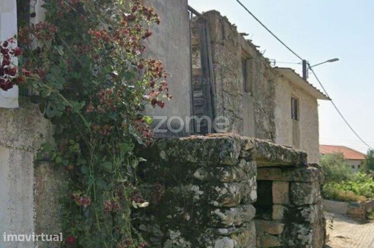Vende-se casa em ruína localizada na Rua do Grichão, na aldeia de P... - Grande imagem: 2/5