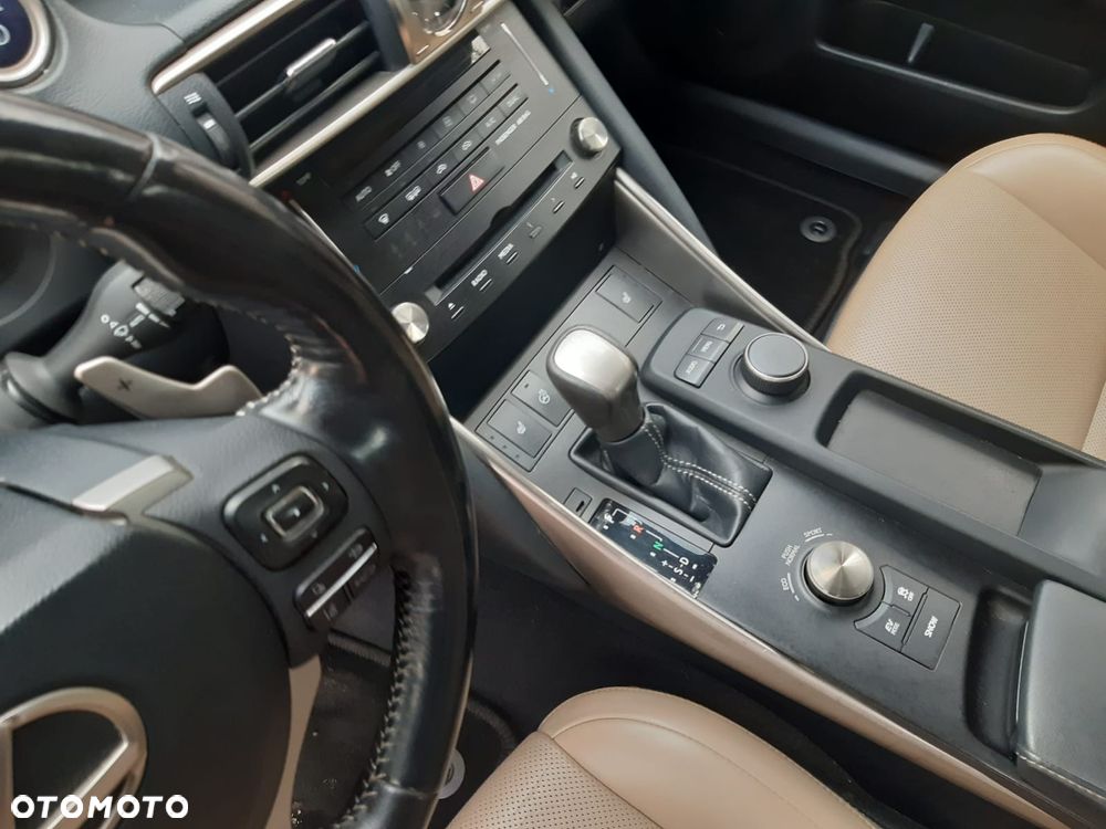 Lexus IS 300h Comfort - 16