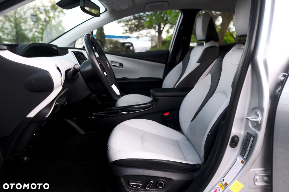 Toyota Prius (Hybrid) Executive - 17