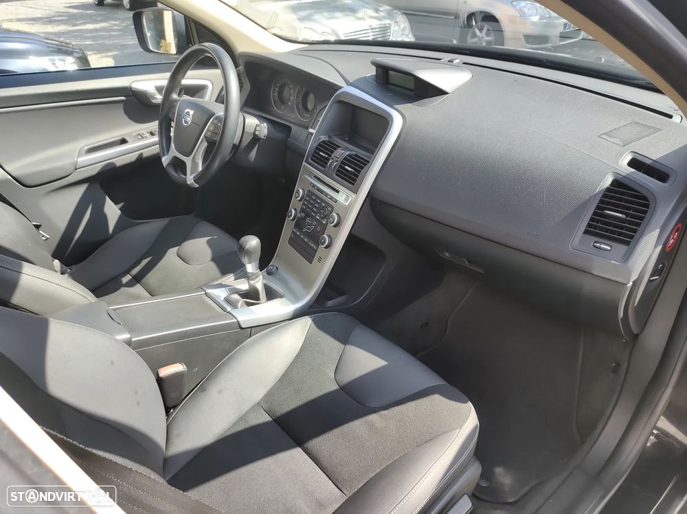 Volvo XC 60 2.4 D Drive Momentum - 19