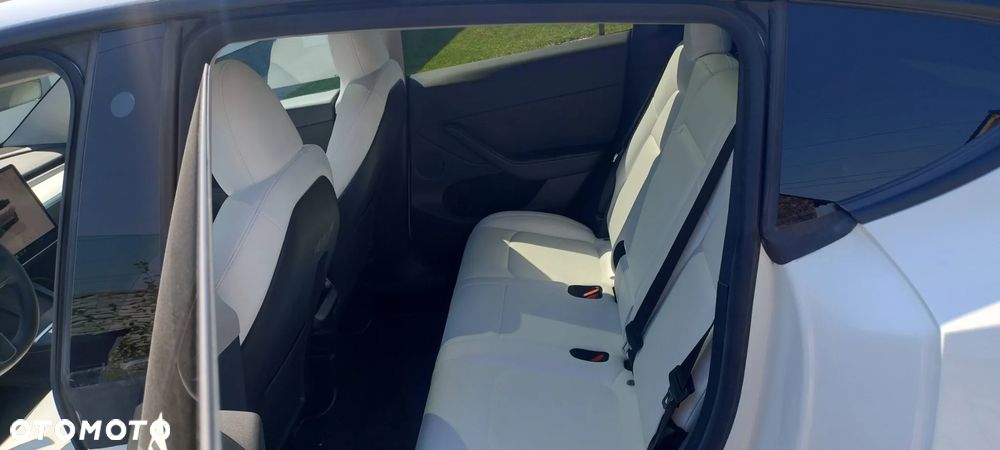 Tesla Model Y Long Range AWD - 8