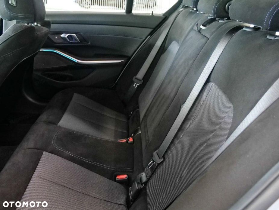 BMW Seria 3 330i xDrive M Sport - 16