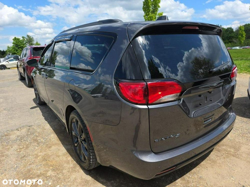 Chrysler Pacifica - 5