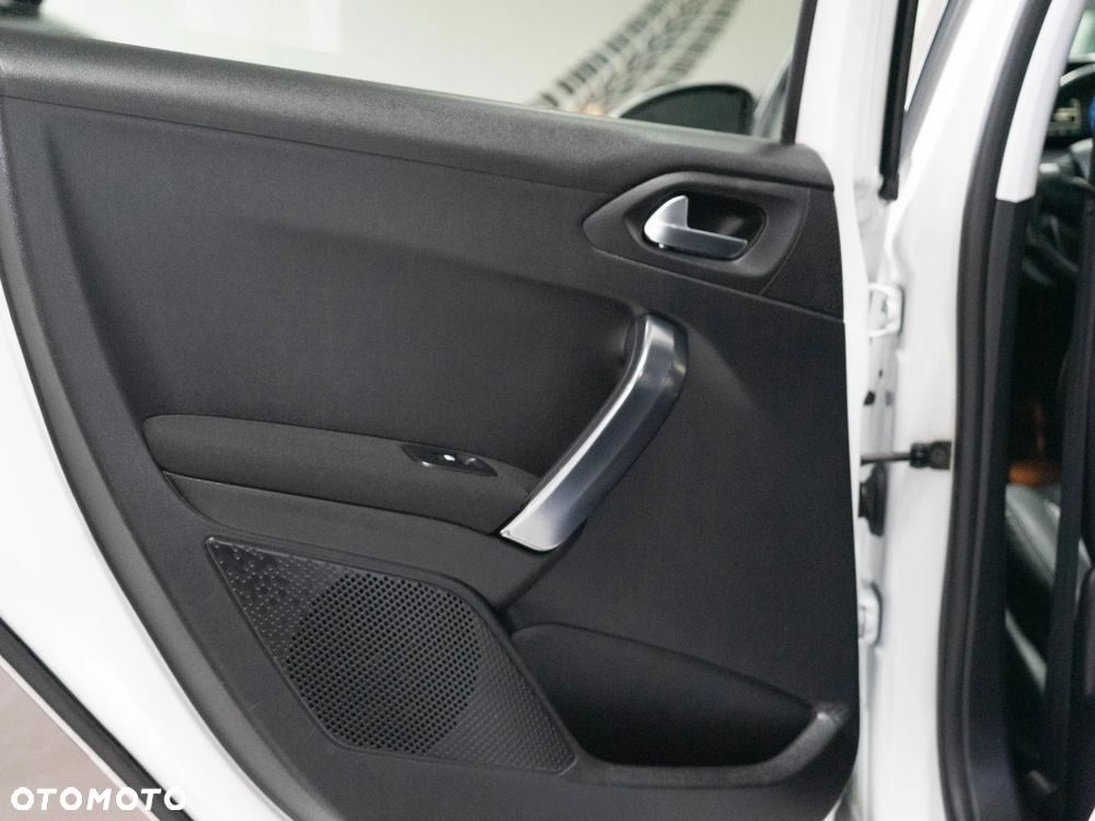 Peugeot 2008 1.2 Pure Tech GPF Allure S&S EAT6 - 23