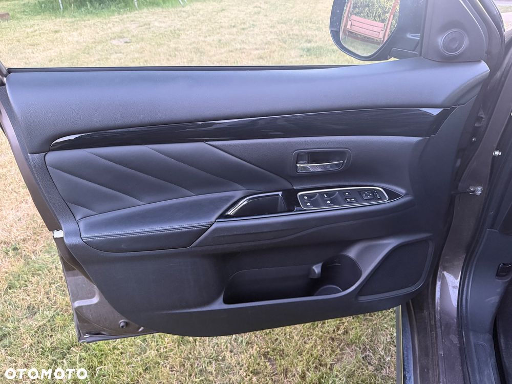 Mitsubishi Outlander Instyle NAVI + - 21