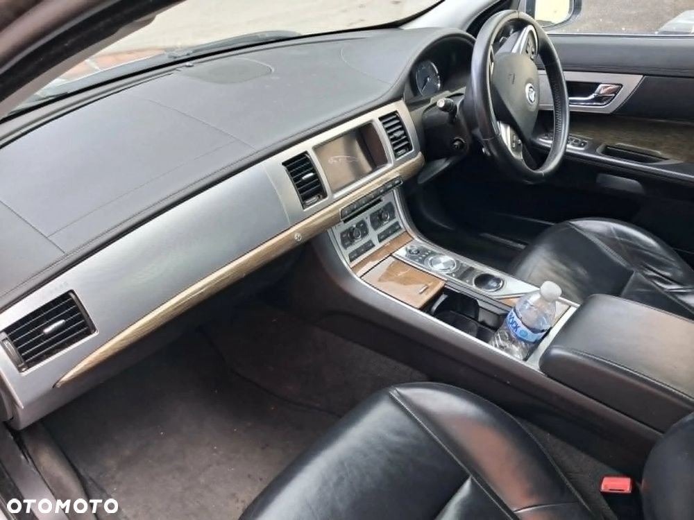 Jaguar XF 3.0 V6 D Premium Luxury - 11