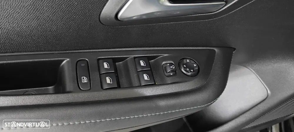 Peugeot 208 1.2 PureTech Allure - 44