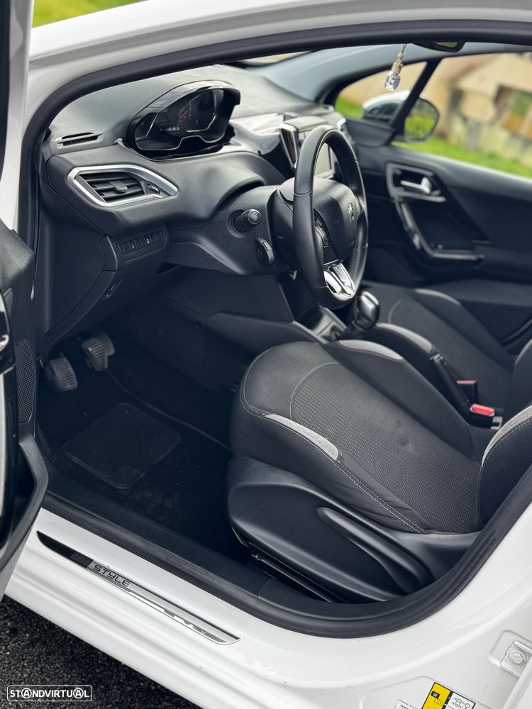 Peugeot 208 1.4 HDi SE Style - 9