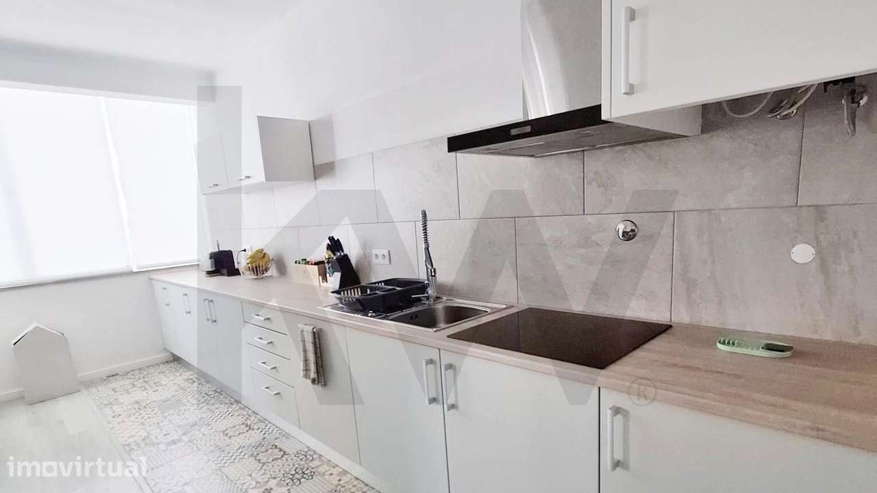 Apartamento T3 Totalmente Remodelado em Condomínio com Piscina e Campo - Grande imagem: 4/30