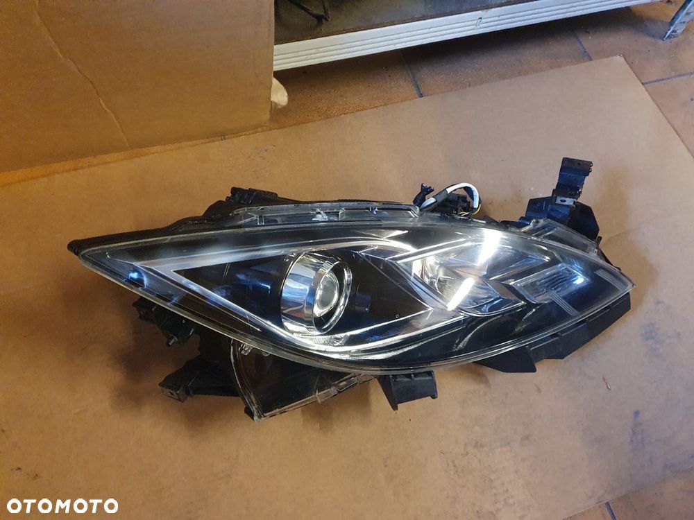 REFLEKTOR PRAWY MAZDA 6 GH - 2