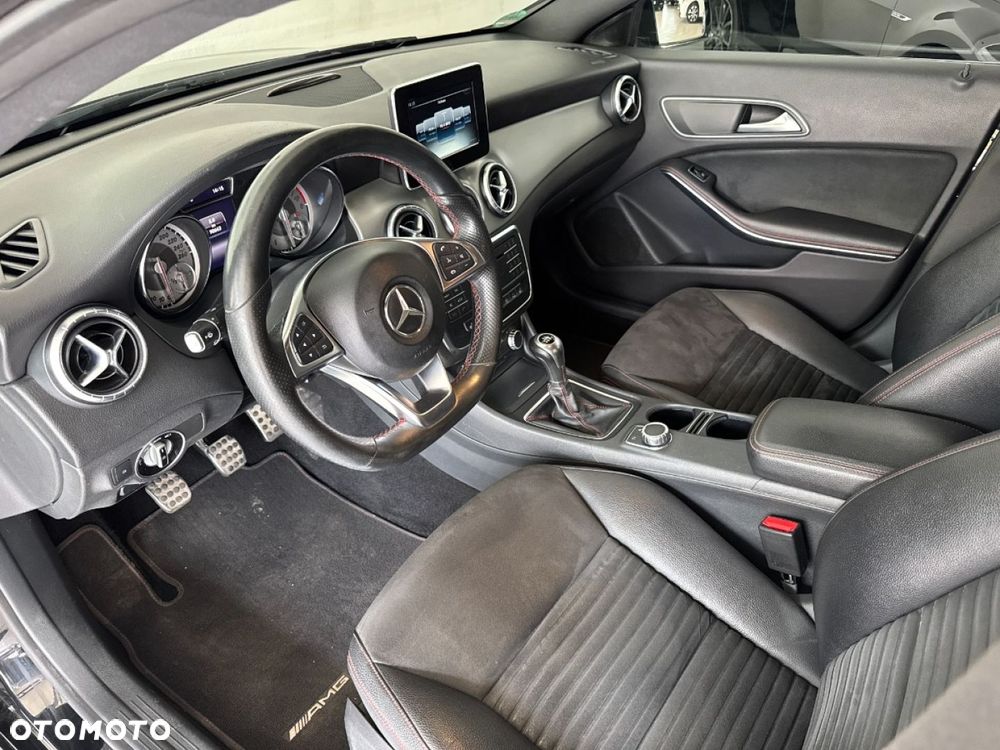 Mercedes-Benz CLA 180 AMG Line - 16